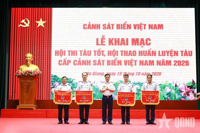 Thiếu tướng Trần Văn Lượng tặng Cờ lưu niệm các Bộ tư lệnh Vùng Cảnh sát biển tham gia Hội thi, Hội thao. 