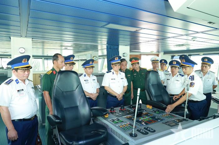  Các đại biểu tham quan tàu CSB 8005, Hải đoàn 42, Bộ tư lệnh Vùng Cảnh sát biển 4 tham gia Hội thi, Hội thao.  
