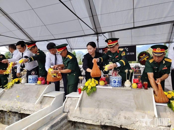 Các đại biểu thực hiện nghi thức rải hoa, tiễn đưa các anh hùng liệt sĩ về nơi an nghỉ cuối cùng. 