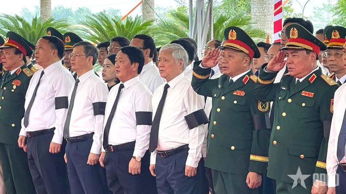 Các đại biểu dự lễ viếng, truy điệu và an táng 93 hài cốt liệt sĩ tại Nghĩa trang Liệt sĩ quốc gia Vị Xuyên. 