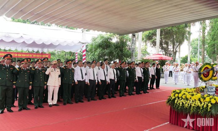 Các đại biểu thành kính tưởng niệm các anh hùng liệt sĩ tại lễ an táng. 