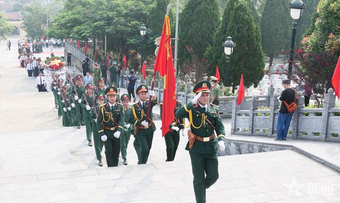  Đội tiêu binh thực hiện nghi thức trong lễ viếng, truy điệu và an táng 93 hài cốt liệt sĩ tại Nghĩa trang Liệt sĩ quốc gia Vị Xuyên.  