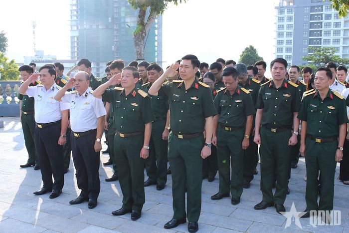 Các đại biểu dâng hoa, dâng hương tưởng niệm Đại tướng Võ Nguyên Giáp tại Văn bia trong khuôn viên Đoàn An điều dưỡng 22 Hạ Long, Cục Chính trị, Quân chủng Hải quân.