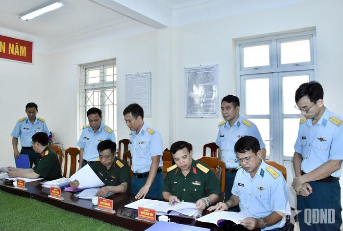 Kiểm tra sổ sách của đơn vị.