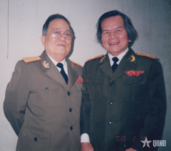  Thiếu tướng, nhà văn Dũng Hà (bên phải) và Thiếu tướng, nhà văn Hồ Phương. Ảnh tư liệu.
