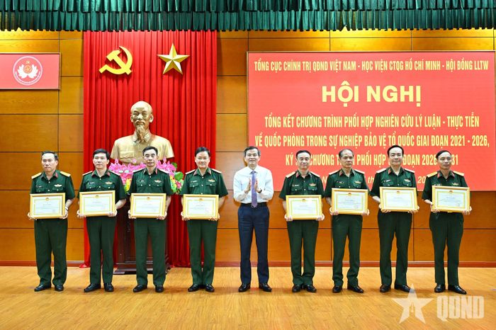 Đồng chí Đoàn Minh Huấn trao thưởng các tập thể, cá nhân tiêu biểu. 