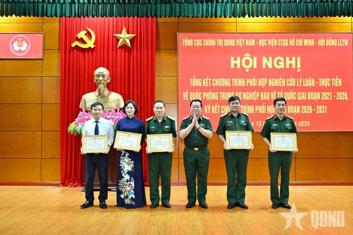 Đại tướng Nguyễn Trọng Nghĩa trao thưởng các tập thể, cá nhân tiêu biểu. 
