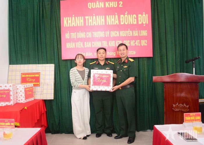 Chỉ huy Kho K79 trao quà tặng gia đình Thượng úy QNCN Nguyễn Hải Long.