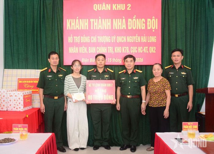 Đại tá Trần Đức Sinh (thứ ba, từ phải qua) và chỉ huy Kho K79 cùng đại diện tổ dân phố trao biểu trưng số tiền hỗ trợ xây dựng nhà tặng gia đình Thượng úy QNCN Nguyễn Hải Long.