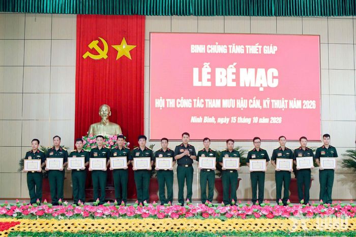 Trao giấy khen tặng các cá nhân đạt thành tích cao tại Hội thi. 