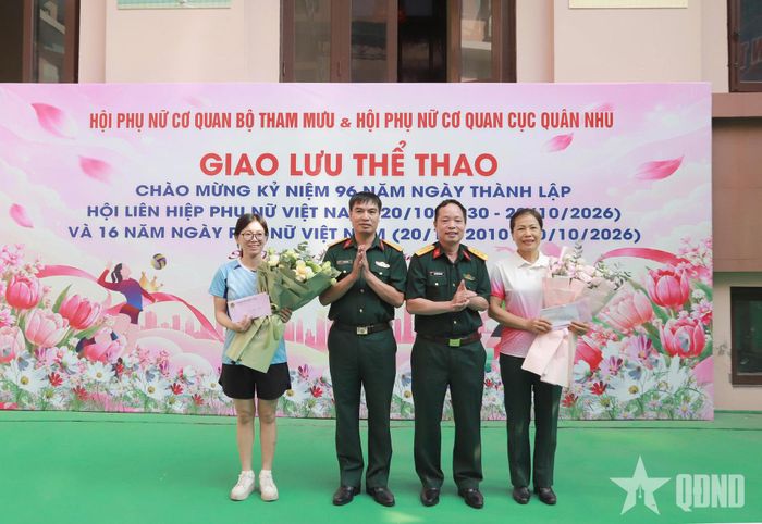 Ban tổ chức tặng hoa chúc mừng Hội Phụ nữ cơ quan Cục Quân nhu và Hội Phụ nữ cơ quan Bộ Tham mưu.