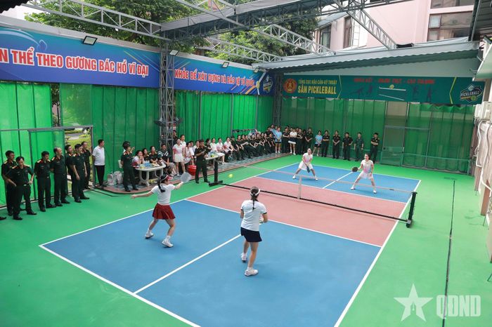 Các vận động viên thi đấu pickleball.