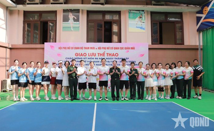 Ban tổ chức chụp ảnh cùng các vận động viên tham gia giao lưu thể thao.