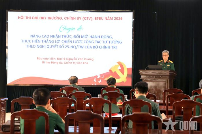 Thí sinh thực hiện phần thi thông báo chính trị, thời sự. 