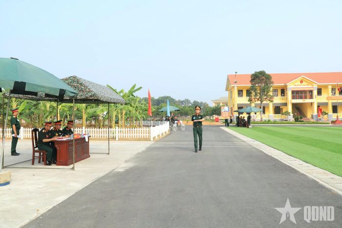 Thí sinh thực hiện phần thi điều lệnh đội ngũ cá nhân. 