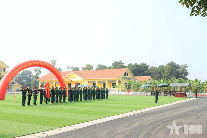  Thí sinh thực hiện phần thi chào cờ, duyệt đội ngũ.