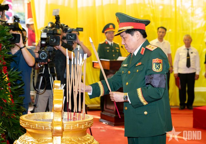Trung tướng Nguyễn Đức Hưng, Ủy viên Trung ương Đảng, Bí thư Đảng ủy, Chính ủy Quân khu 3 thắp hương tri ân các liệt sĩ và đồng bào tử nạn. 