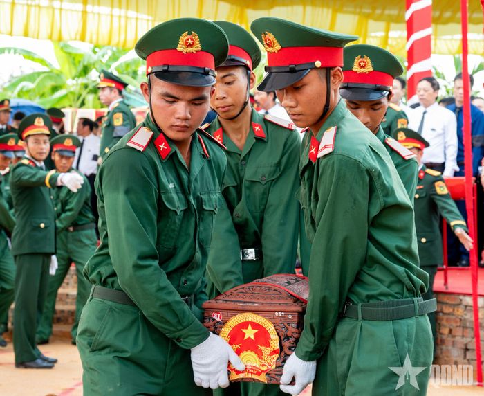 Lực lượng của Bộ CHQS TP Hải Phòng thực hiện nhiệm vụ tại lễ an táng các liệt sĩ và đồng bào tử nạn. 