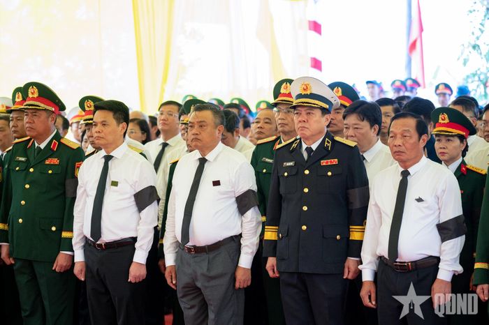 Các đại biểu tham dự lễ viếng, truy điệu, an táng hài cốt liệt sĩ và đồng bào tử nạn được quy tập trên địa bàn xã Vĩnh Bảo, TP Hải Phòng.