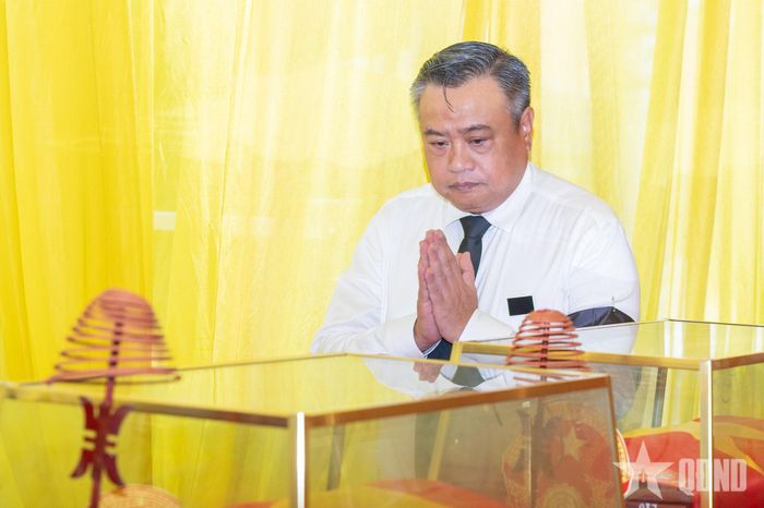  Đồng chí Trần Sỹ Thanh, Ủy viên Bộ Chính trị, Bí thư Trung ương Đảng, Chủ nhiệm Ủy ban Kiểm tra Trung ương vào viếng các liệt sĩ và đồng bào tử nạn.