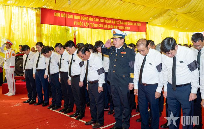 Đoàn đại biểu TP Hải Phòng vào viếng các liệt sĩ và đồng bào tử nạn.