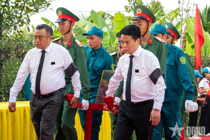 Đồng chí Trần Sỹ Thanh, Ủy viên Bộ Chính trị, Bí thư Trung ương Đảng, Chủ nhiệm Ủy ban Kiểm tra Trung ương và đồng chí Lê Ngọc Châu, Ủy viên Trung ương Đảng, Bí thư Thành ủy, Trưởng đoàn đại biểu Quốc hội TP Hải Phòng, cùng các lực lượng thực hiện di quan hài cốt liệt sĩ về nơi an táng.