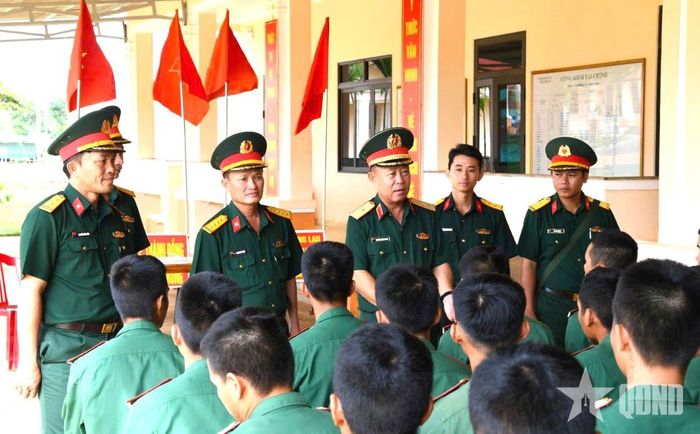  Thiếu tướng Nguyễn Quốc Hương động viên cán bộ, chiến sĩ Trung đoàn 95. 