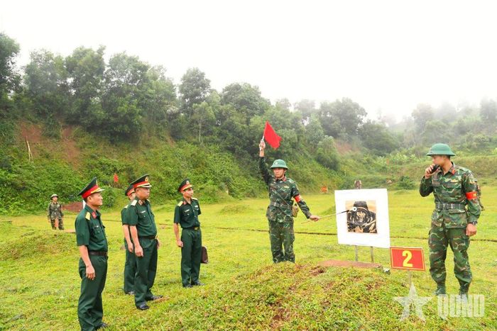  Thiếu tướng Nguyễn Quốc Hương đánh giá cao kết quả bắn súng STV-380 của đơn vị. 