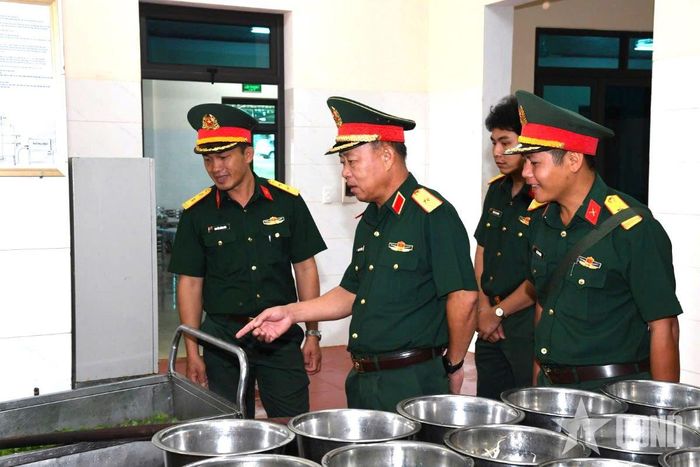  Thiếu tướng Nguyễn Quốc Hương kiểm tra khu chế biến và công tác chăm sóc sức khỏe bộ đội. 