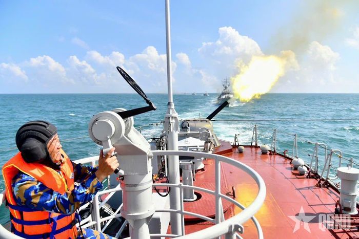   Xạ thủ súng AK 630 trên Tàu 275 thuộc Hải đội 132, Lữ đoàn 172 tiêu diệt mục tiêu trên không. 