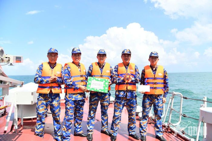  Thủ trưởng Lữ đoàn 172 trao quà tặng kíp bắn giỏi trên Tàu 275. 