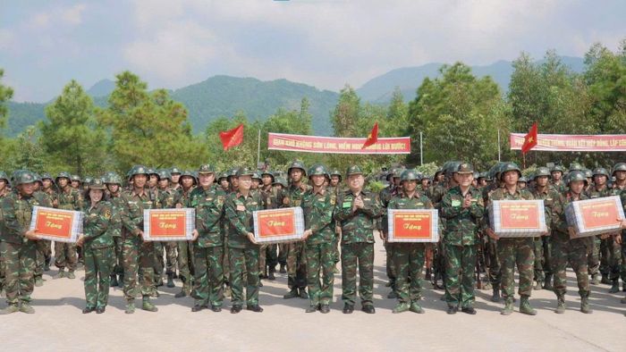  Đoàn công tác tặng quà, chúc mừng cán bộ, chiến sĩ Trung đoàn 2, Sư đoàn 395. 