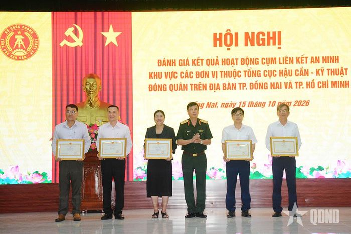 Trao thưởng tặng các địa phương thực hiện tốt công tác phối hợp.