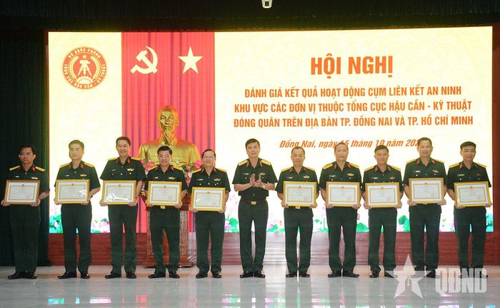 Lãnh đạo Tổng cục Hậu cần-Kỹ thuật trao thưởng tặng các tập thể tiêu biểu. 