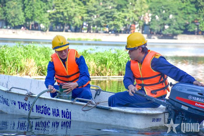  Anh Phạm Thành Trung kiểm tra thiết bị đặt dưới hồ Giảng Võ (Hà Nội) cùng đồng nghiệp.  