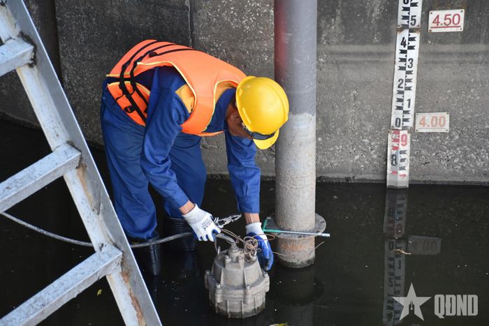  Anh Phạm Thành Trung kiểm tra tại khu vực trạm bơm.