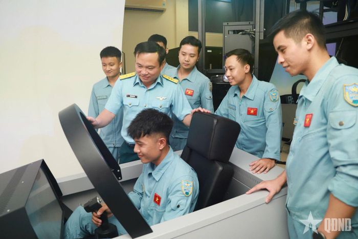 Lãnh đạo Trường Sĩ quan Không quân kiểm tra học viên thực hành trên thiết bị bay mô phỏng.