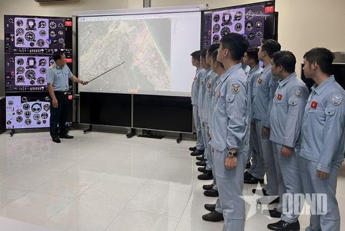  Đại tá Đoàn Thế Sơn kiểm tra công tác huấn luyện bay mô phỏng và truyền đạt kinh nghiệm với học viên về yêu cầu rèn luyện kỹ thuật lái dẫn đường.  