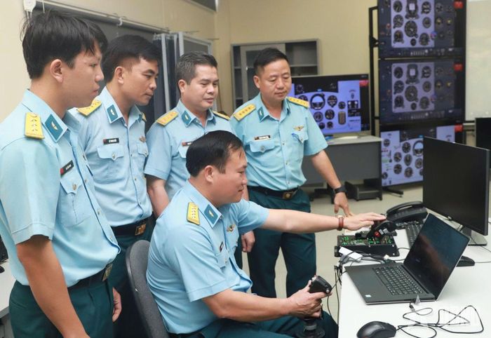  Đại tá Đoàn Thế Sơn trực tiếp thao tác, kiểm tra thiết bị mô phỏng phục vụ huấn luyện bay.