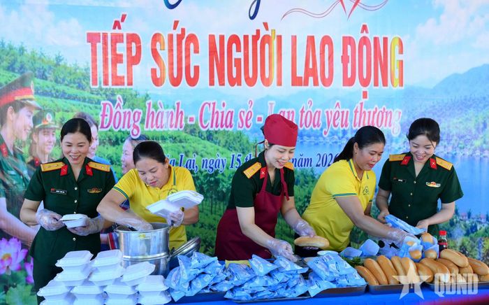 Cán bộ, hội viên phụ nữ chuẩn bị bữa ăn nhẹ cho công nhân, người lao động. 