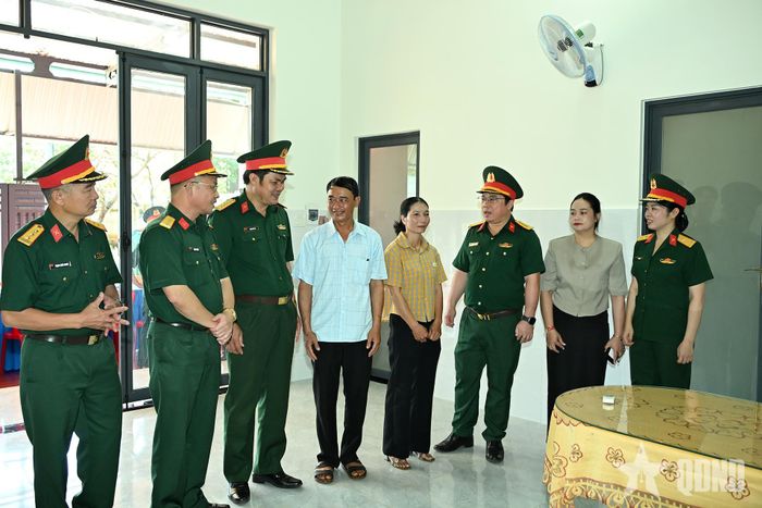 Các đại biểu tham quan nhà của gia đình chị Nguyễn Thị Thu Hà.  