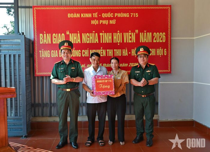 Lãnh đạo Đoàn Kinh tế - Quốc phòng 715 trao quà tặng gia đình chị Nguyễn Thị Thu Hà.