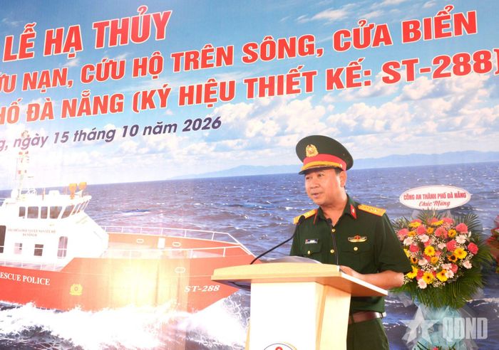 Thượng tá Lê Hùng Duy, Phó tổng giám đốc Tổng công ty Sông Thu phát biểu tại buổi lễ.
