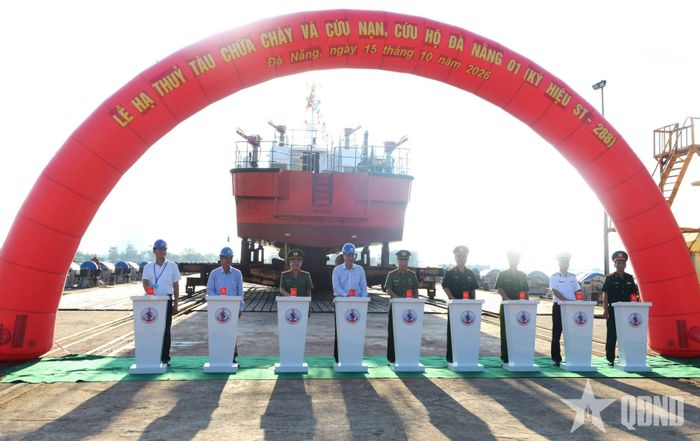 Các đại biểu thực hiện nghi thức bấm nút hạ thủy tàu chữa cháy và cứu nạn, cứu hộ ST-288.
