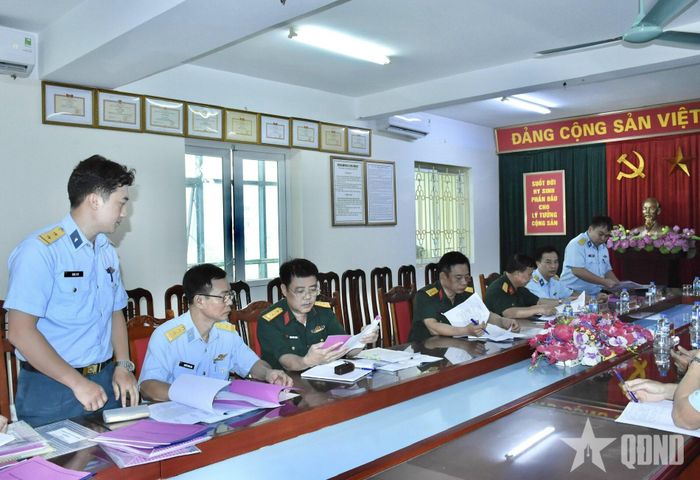 Kiểm tra sổ sách của đơn vị. 