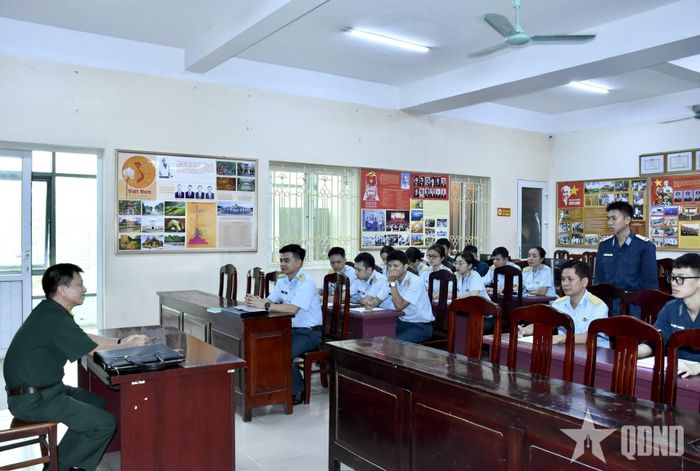 Cán bộ, chiến sĩ báo cáo về các hình thức phổ biến, giáo dục pháp luật tại đơn vị.