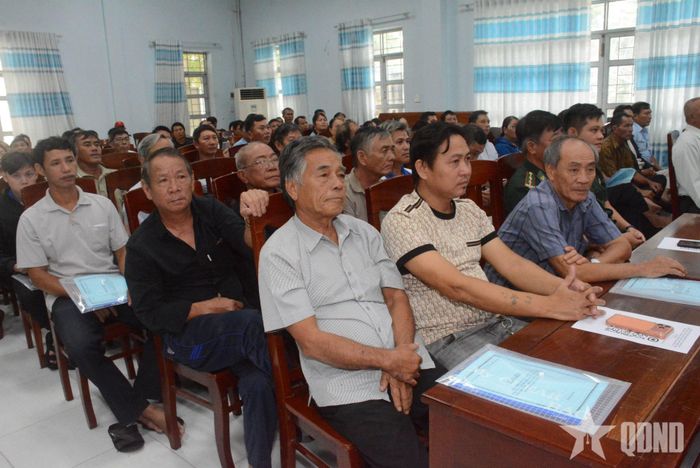  Các đại biểu và bà con ngư dân phường Hòa Hiệp tham dự hội nghị.