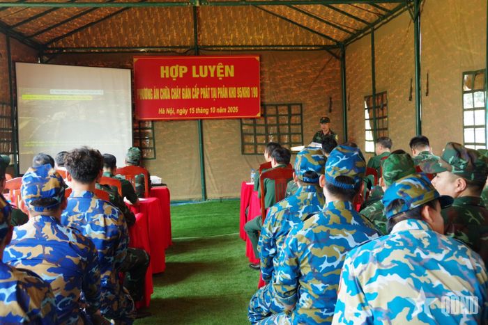 Các đại biểu theo dõi hợp luyện. 