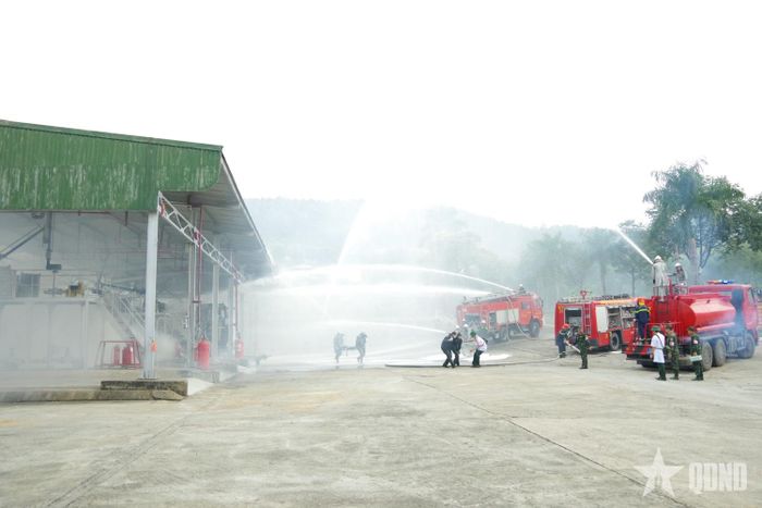 Đội CC&CNCH khu vực số 22 (Sóc Sơn, Hà Nội) phối hợp với các lực lượng tổ chức chữa cháy và cứu người bị nạn. 