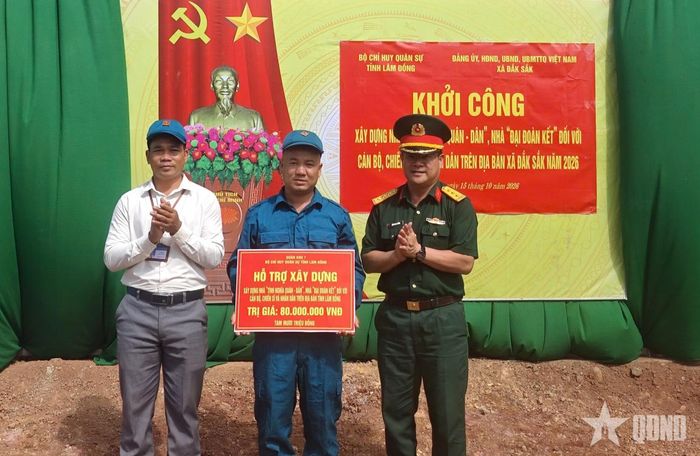 Bộ CHQS tỉnh Lâm Đồng phối hợp khởi công xây dựng nhà “Tình nghĩa quân dân” tặng gia đình đồng chí Chu Bảo Phúc, Dân quân thường trực Ban CHQS xã Đắk Sắk.